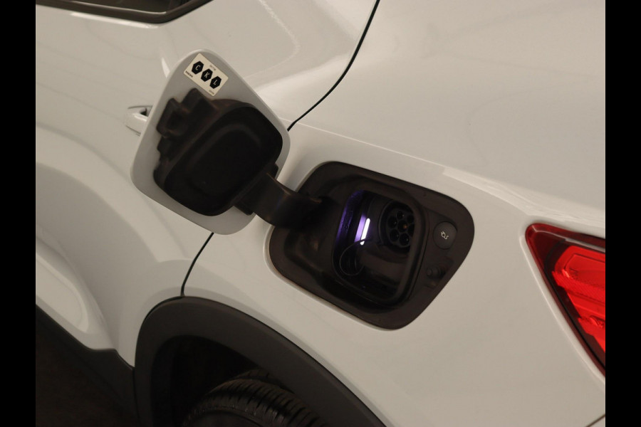 Volvo XC40 Recharge P8 AWD R-Design | Trekhaak | Camera | Carplay | Navigatie | Full LED | Leder/Alcantara | Adaptive cruise | Keyless