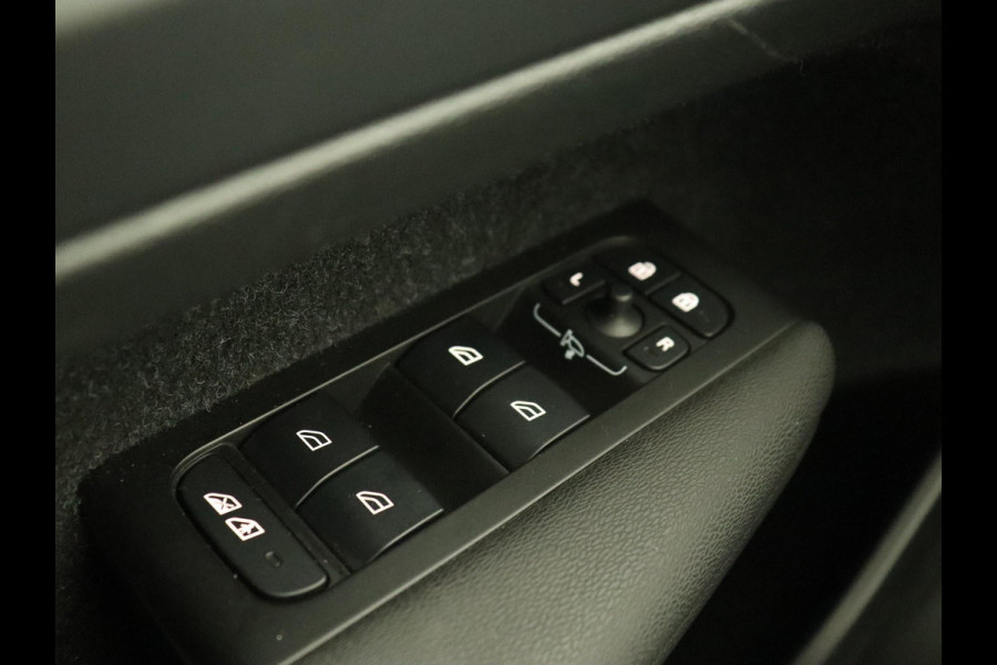 Volvo XC40 Recharge P8 AWD R-Design | Trekhaak | Camera | Carplay | Navigatie | Full LED | Leder/Alcantara | Adaptive cruise | Keyless