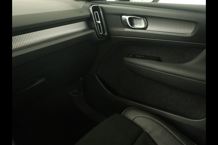 Volvo XC40 Recharge P8 AWD R-Design | Trekhaak | Camera | Carplay | Navigatie | Full LED | Leder/Alcantara | Adaptive cruise | Keyless