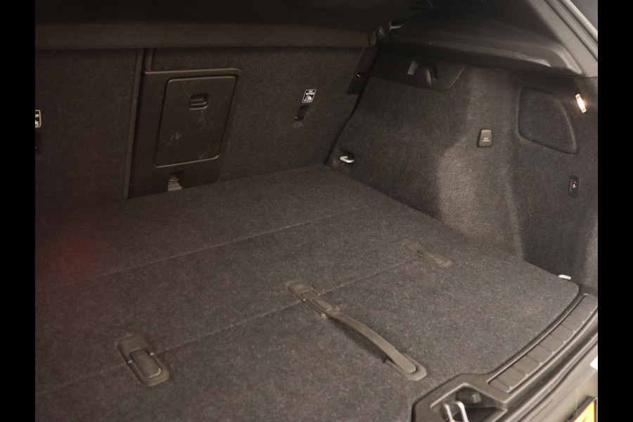 Volvo XC40 Recharge P8 AWD R-Design | Trekhaak | Camera | Carplay | Navigatie | Full LED | Leder/Alcantara | Adaptive cruise | Keyless