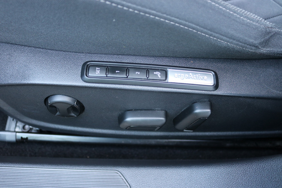 Volkswagen Golf 1.5 TSI Life Business Xenon Virtuel cockpit Sportzetels Camera Led Bj:2020