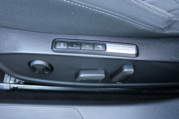 Volkswagen Golf 1.5 TSI Life Business Xenon Virtuel cockpit Sportzetels Camera Led Bj:2020