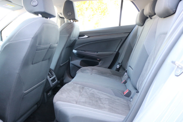 Volkswagen Golf 1.5 TSI Life Business Xenon Virtuel cockpit Sportzetels Camera Led Bj:2020