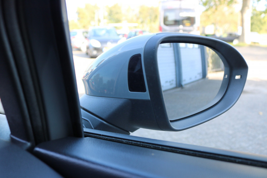 Volkswagen Golf 1.5 TSI Life Business Xenon Virtuel cockpit Sportzetels Camera Led Bj:2020