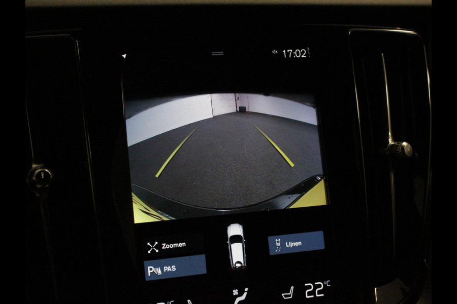 Volvo V60 2.0 B4 R-Design Navigatie Climate control Cruise control adaptive Parkeersensoren Achteruitrijcamera Keyless Navigatie Apple Carplay/ Android Auto