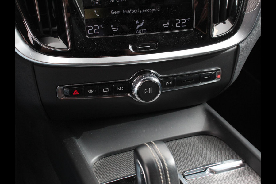 Volvo V60 2.0 B4 R-Design Navigatie Climate control Cruise control adaptive Parkeersensoren Achteruitrijcamera Keyless Navigatie Apple Carplay/ Android Auto