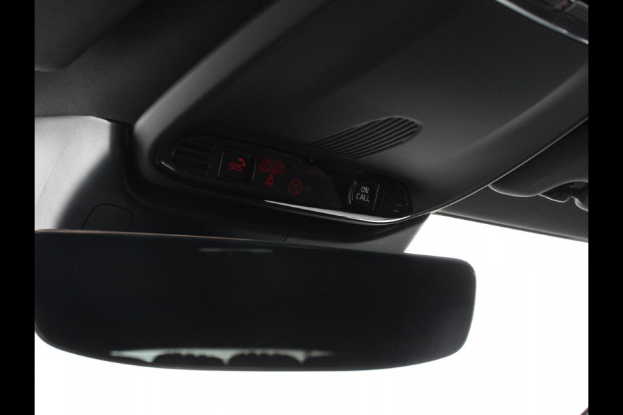 Volvo V60 2.0 B4 R-Design Navigatie Climate control Cruise control adaptive Parkeersensoren Achteruitrijcamera Keyless Navigatie Apple Carplay/ Android Auto
