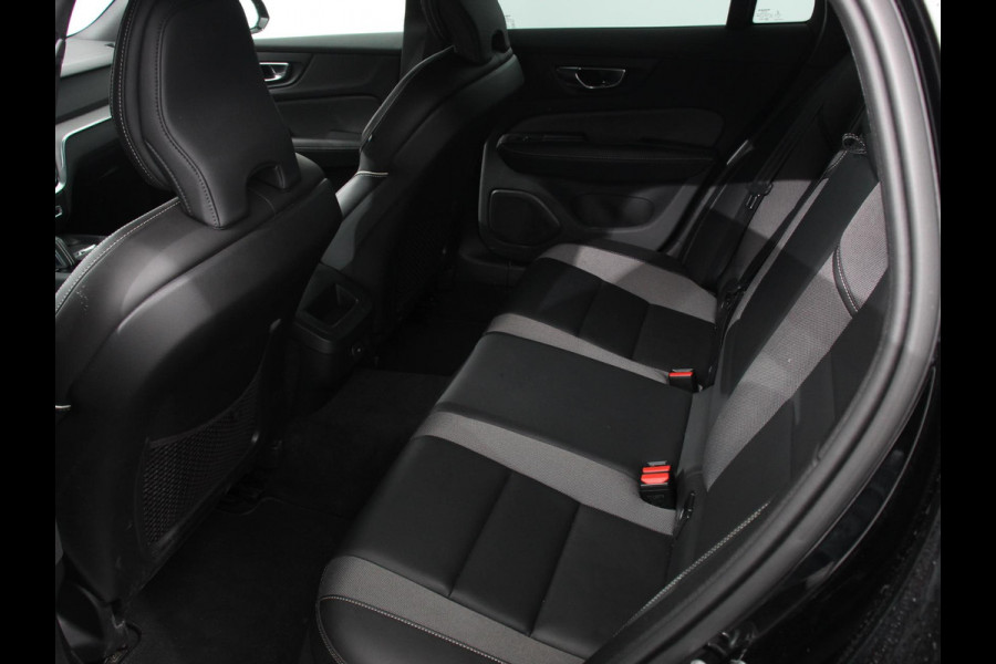 Volvo V60 2.0 B4 R-Design Navigatie Climate control Cruise control adaptive Parkeersensoren Achteruitrijcamera Keyless Navigatie Apple Carplay/ Android Auto