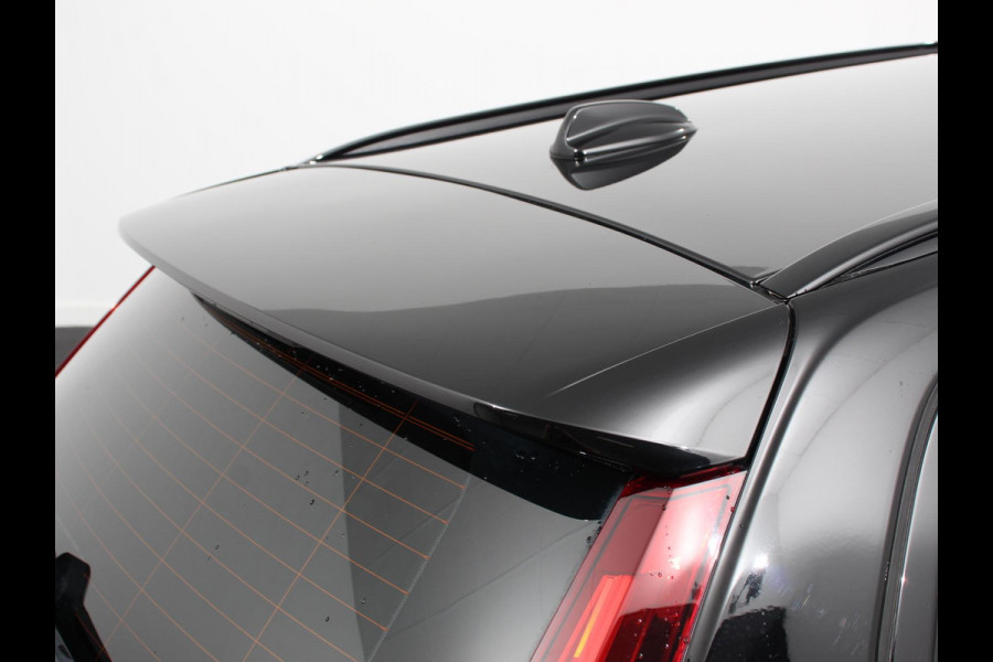 Volvo V60 2.0 B4 R-Design Navigatie Climate control Cruise control adaptive Parkeersensoren Achteruitrijcamera Keyless Navigatie Apple Carplay/ Android Auto