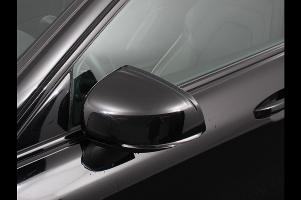 Volvo V60 2.0 B4 R-Design Navigatie Climate control Cruise control adaptive Parkeersensoren Achteruitrijcamera Keyless Navigatie Apple Carplay/ Android Auto