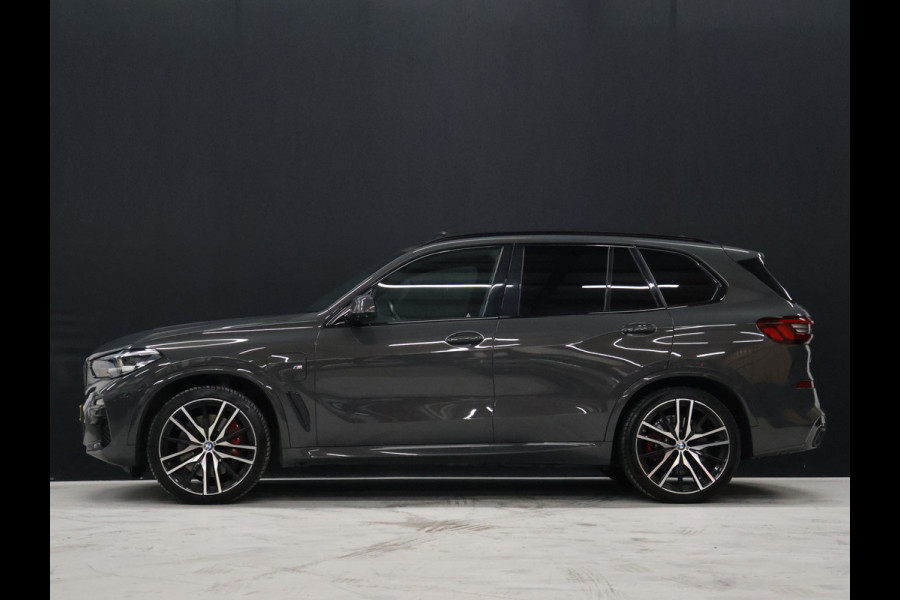 BMW X5 xDrive45e High Executive M Sport [SCHUIFKANTELDAK, TREKHAAK INKLAPBAAR, APPLE CARPLAY, ANDROID, MEMORY SEATS, 360 CAMERA, HEAD-UP, VOL LEDER, STOELVERKOELING, STOELVERWARMING, NIEUWSTAAT]