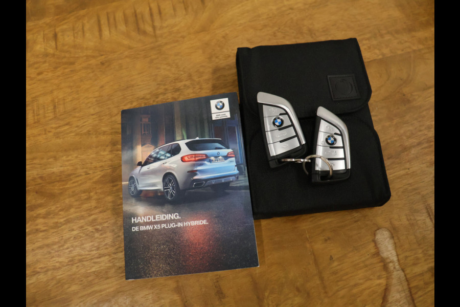 BMW X5 xDrive45e High Executive M Sport [SCHUIFKANTELDAK, TREKHAAK INKLAPBAAR, APPLE CARPLAY, ANDROID, MEMORY SEATS, 360 CAMERA, HEAD-UP, VOL LEDER, STOELVERKOELING, STOELVERWARMING, NIEUWSTAAT]