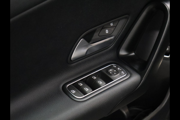 Mercedes-Benz A-Klasse 180 Luxury Line [CAMERA, STOELVERWARMING, PDC V+A, BLUETOOTH, CLIMATE CONTROL, CRUISE CONTROL, NIEUWSTAAT]