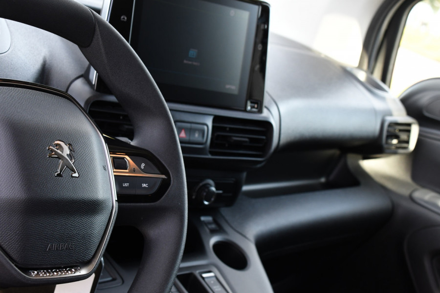 Peugeot e-Partner 136 L1 50 kWh Black Edition Camera, Cruise, Carplay, Stoelverwarming, 136pk, Multimedia, BOM VOL!