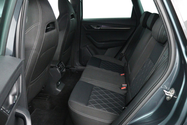 Škoda Karoq 1.5 TSI ACT Sportline Business (DIGITALE COCKPIT, STOEL/STUUR VERWARMING, TREKHAAK, SFEERVERLICHTING, CAMERA)