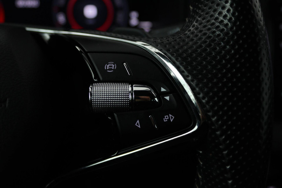 Škoda Karoq 1.5 TSI ACT Sportline Business (DIGITALE COCKPIT, STOEL/STUUR VERWARMING, TREKHAAK, SFEERVERLICHTING, CAMERA)