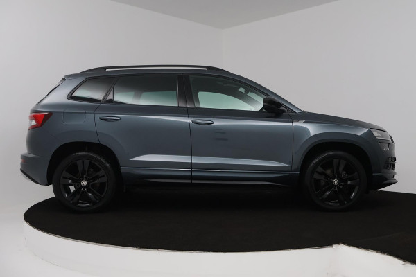 Škoda Karoq 1.5 TSI ACT Sportline Business (DIGITALE COCKPIT, STOEL/STUUR VERWARMING, TREKHAAK, SFEERVERLICHTING, CAMERA)