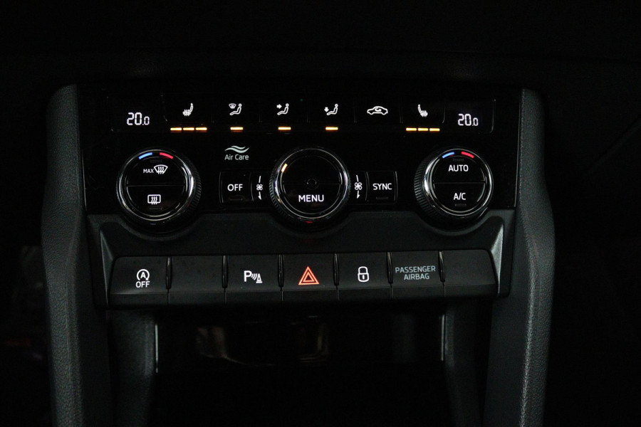 Škoda Karoq 1.5 TSI ACT Sportline Business (DIGITALE COCKPIT, STOEL/STUUR VERWARMING, TREKHAAK, SFEERVERLICHTING, CAMERA)