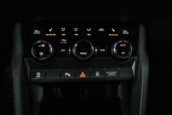 Škoda Karoq 1.5 TSI ACT Sportline Business (DIGITALE COCKPIT, STOEL/STUUR VERWARMING, TREKHAAK, SFEERVERLICHTING, CAMERA)