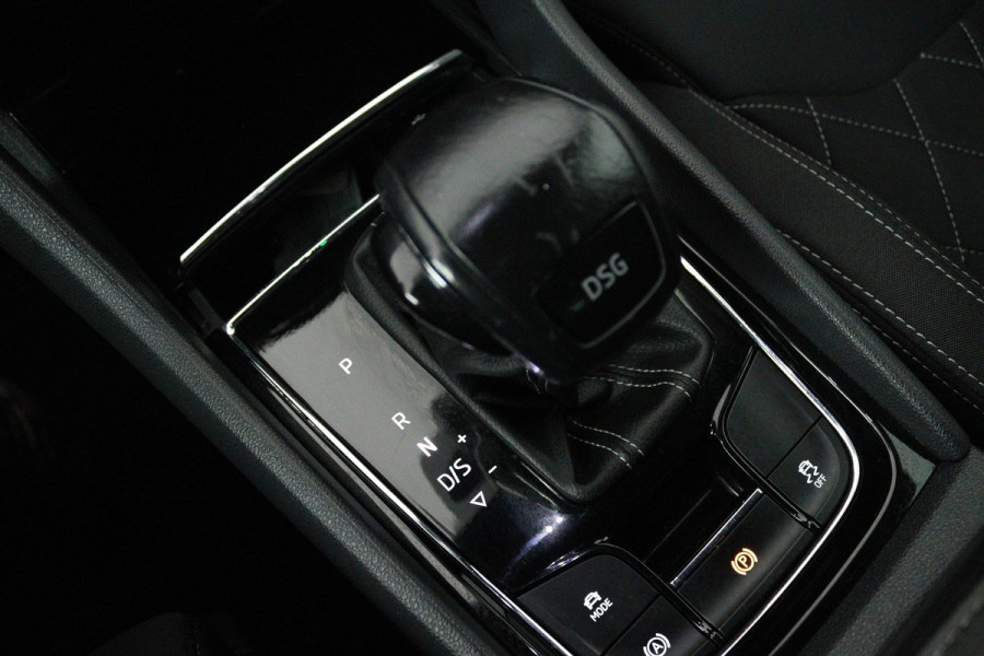 Škoda Karoq 1.5 TSI ACT Sportline Business (DIGITALE COCKPIT, STOEL/STUUR VERWARMING, TREKHAAK, SFEERVERLICHTING, CAMERA)