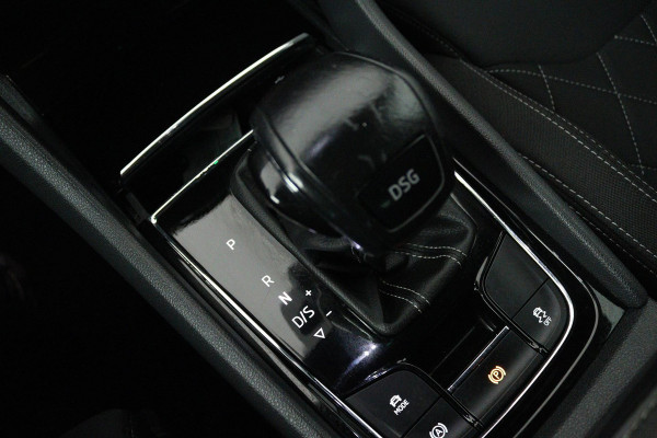 Škoda Karoq 1.5 TSI ACT Sportline Business (DIGITALE COCKPIT, STOEL/STUUR VERWARMING, TREKHAAK, SFEERVERLICHTING, CAMERA)