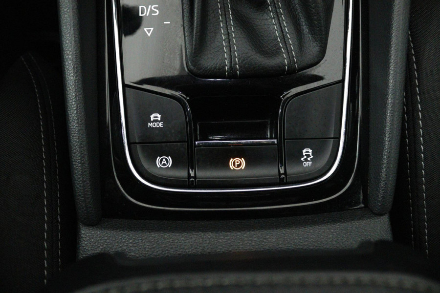 Škoda Karoq 1.5 TSI ACT Sportline Business (DIGITALE COCKPIT, STOEL/STUUR VERWARMING, TREKHAAK, SFEERVERLICHTING, CAMERA)