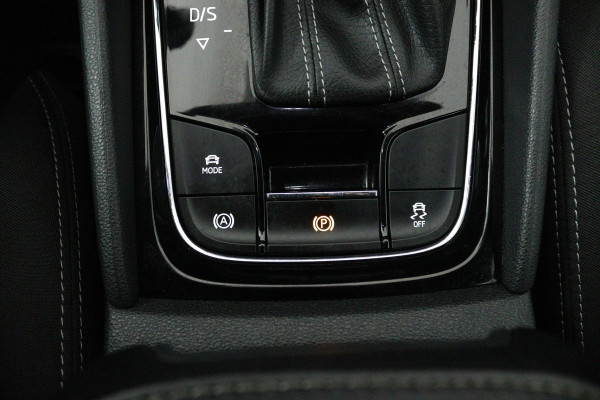 Škoda Karoq 1.5 TSI ACT Sportline Business (DIGITALE COCKPIT, STOEL/STUUR VERWARMING, TREKHAAK, SFEERVERLICHTING, CAMERA)