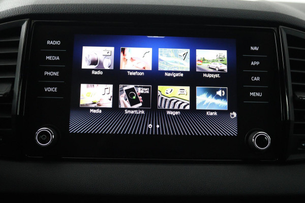 Škoda Karoq 1.5 TSI ACT Sportline Business (DIGITALE COCKPIT, STOEL/STUUR VERWARMING, TREKHAAK, SFEERVERLICHTING, CAMERA)
