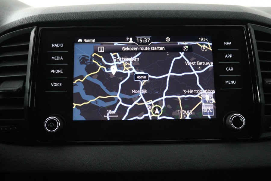 Škoda Karoq 1.5 TSI ACT Sportline Business (DIGITALE COCKPIT, STOEL/STUUR VERWARMING, TREKHAAK, SFEERVERLICHTING, CAMERA)