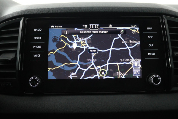 Škoda Karoq 1.5 TSI ACT Sportline Business (DIGITALE COCKPIT, STOEL/STUUR VERWARMING, TREKHAAK, SFEERVERLICHTING, CAMERA)