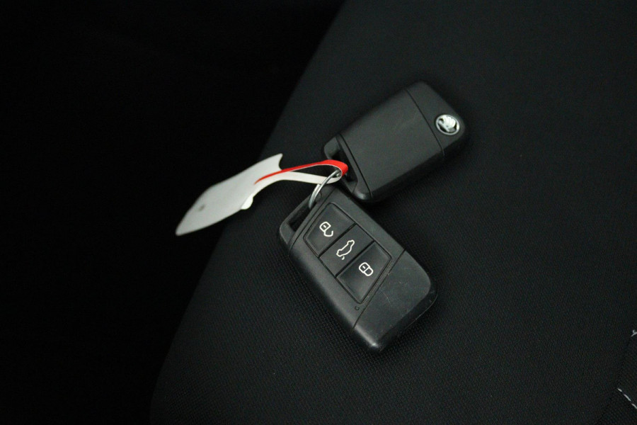 Škoda Karoq 1.5 TSI ACT Sportline Business (DIGITALE COCKPIT, STOEL/STUUR VERWARMING, TREKHAAK, SFEERVERLICHTING, CAMERA)