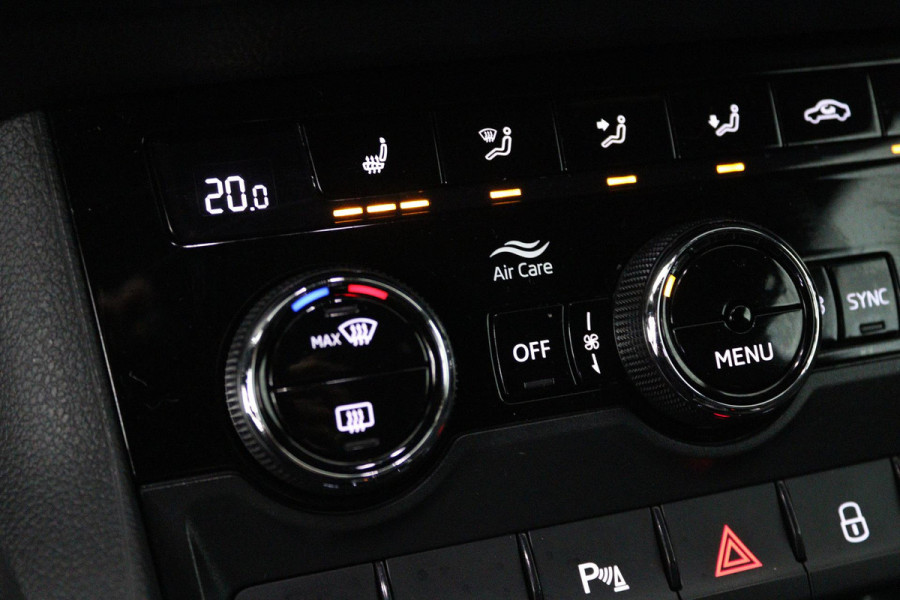Škoda Karoq 1.5 TSI ACT Sportline Business (DIGITALE COCKPIT, STOEL/STUUR VERWARMING, TREKHAAK, SFEERVERLICHTING, CAMERA)