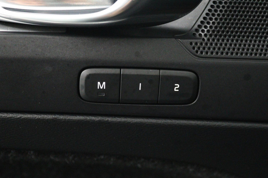 Volvo XC40 2.0 T4 Momentum (PANORAMADAK, DIGITALE COCKPIT, CAMERA, NAVIGATIE, ELEKTR STOELEN, PARKEERSENSOREN, NL-AUTO)
