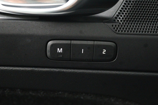 Volvo XC40 2.0 T4 Momentum (PANORAMADAK, DIGITALE COCKPIT, CAMERA, NAVIGATIE, ELEKTR STOELEN, PARKEERSENSOREN, NL-AUTO)