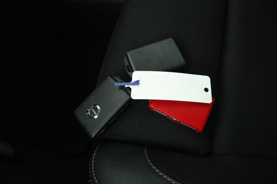 Volvo XC40 2.0 T4 Momentum (PANORAMADAK, DIGITALE COCKPIT, CAMERA, NAVIGATIE, ELEKTR STOELEN, PARKEERSENSOREN, NL-AUTO)