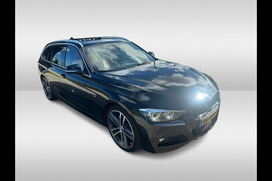 BMW 3 Serie Touring 320i M Sport Edition / Trekhaak / Panoramadak / Camera / Head-up / Leder / 19'' / Navigatie / Stoelverwarming / Audio HiFi / Cruise Control