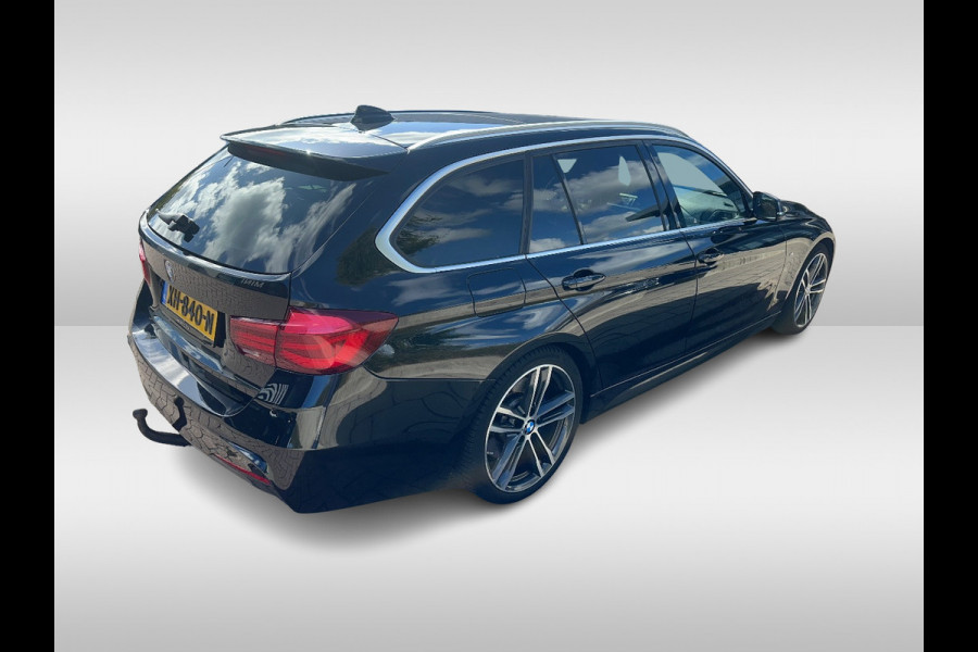 BMW 3 Serie Touring 320i M Sport Edition / Trekhaak / Panoramadak / Camera / Head-up / Leder / 19'' / Navigatie / Stoelverwarming / Audio HiFi / Cruise Control