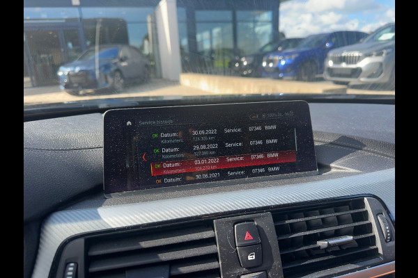 BMW 3 Serie Touring 320i M Sport Edition / Trekhaak / Panoramadak / Camera / Head-up / Leder / 19'' / Navigatie / Stoelverwarming / Audio HiFi / Cruise Control
