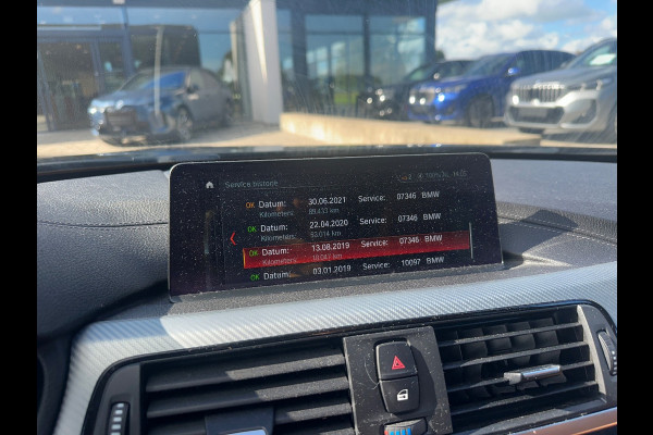 BMW 3 Serie Touring 320i M Sport Edition / Trekhaak / Panoramadak / Camera / Head-up / Leder / 19'' / Navigatie / Stoelverwarming / Audio HiFi / Cruise Control