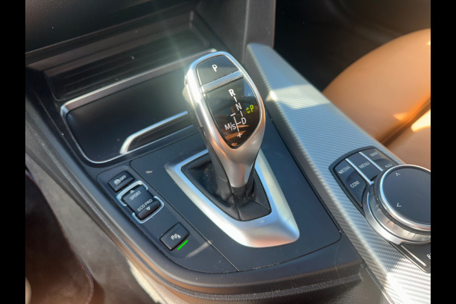 BMW 3 Serie Touring 320i M Sport Edition / Trekhaak / Panoramadak / Camera / Head-up / Leder / 19'' / Navigatie / Stoelverwarming / Audio HiFi / Cruise Control