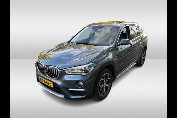 BMW X1 xDrive20i High Executive / Trekhaak / Panoramadak / Camera / Head-up / Leder / 18'' / Keyless / Navigatie / Sportstoelen / DAB / Stoelverwarming / Cruise Control