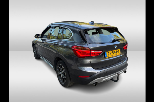 BMW X1 xDrive20i High Executive / Trekhaak / Panoramadak / Camera / Head-up / Leder / 18'' / Keyless / Navigatie / Sportstoelen / DAB / Stoelverwarming / Cruise Control