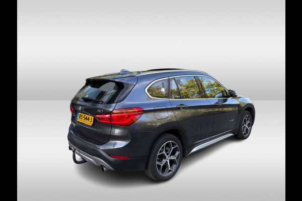 BMW X1 xDrive20i High Executive / Trekhaak / Panoramadak / Camera / Head-up / Leder / 18'' / Keyless / Navigatie / Sportstoelen / DAB / Stoelverwarming / Cruise Control