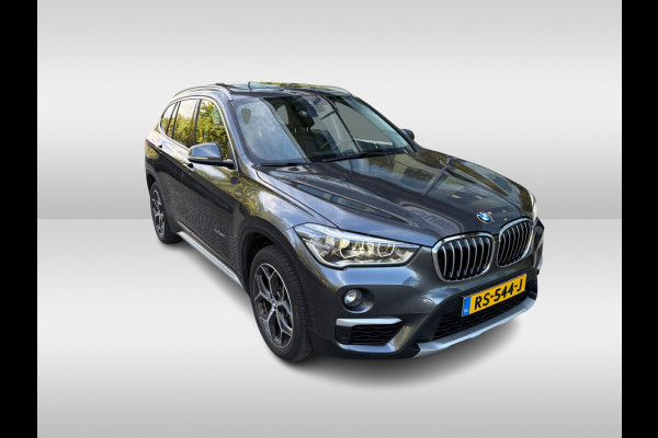 BMW X1 xDrive20i High Executive / Trekhaak / Panoramadak / Camera / Head-up / Leder / 18'' / Keyless / Navigatie / Sportstoelen / DAB / Stoelverwarming / Cruise Control