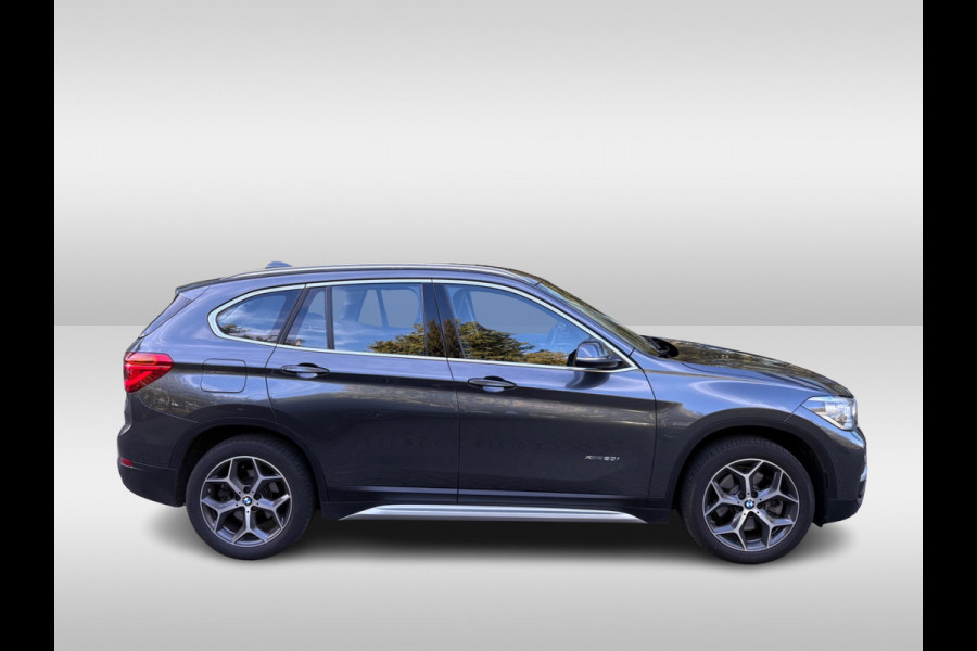 BMW X1 xDrive20i High Executive / Trekhaak / Panoramadak / Camera / Head-up / Leder / 18'' / Keyless / Navigatie / Sportstoelen / DAB / Stoelverwarming / Cruise Control