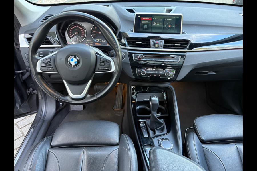 BMW X1 xDrive20i High Executive / Trekhaak / Panoramadak / Camera / Head-up / Leder / 18'' / Keyless / Navigatie / Sportstoelen / DAB / Stoelverwarming / Cruise Control