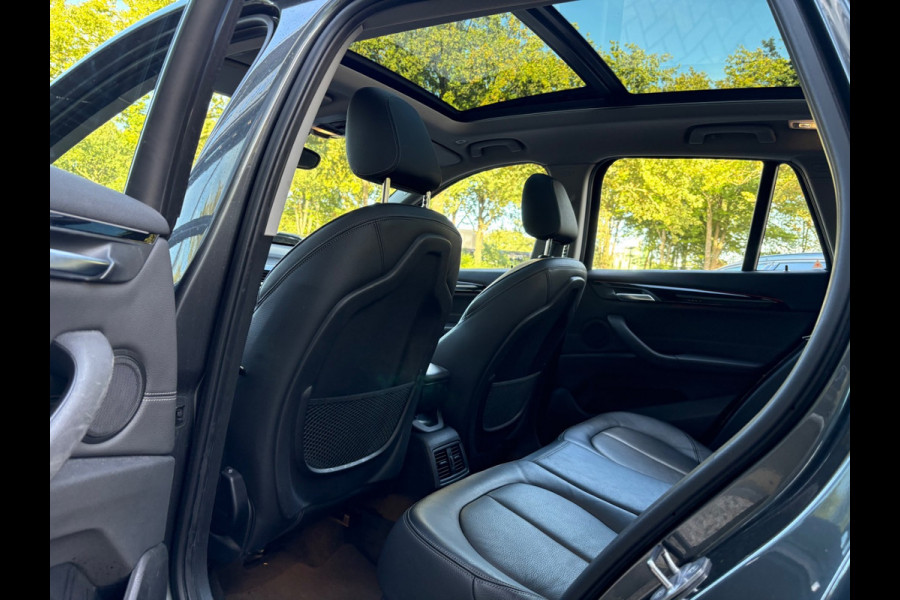 BMW X1 xDrive20i High Executive / Trekhaak / Panoramadak / Camera / Head-up / Leder / 18'' / Keyless / Navigatie / Sportstoelen / DAB / Stoelverwarming / Cruise Control