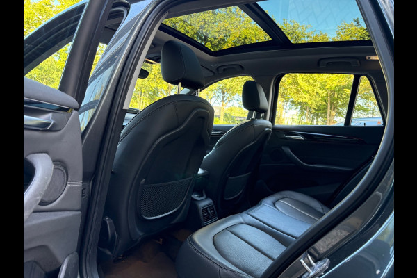 BMW X1 xDrive20i High Executive / Trekhaak / Panoramadak / Camera / Head-up / Leder / 18'' / Keyless / Navigatie / Sportstoelen / DAB / Stoelverwarming / Cruise Control