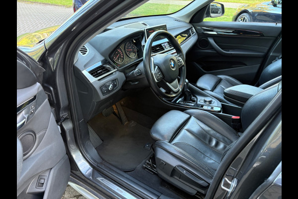 BMW X1 xDrive20i High Executive / Trekhaak / Panoramadak / Camera / Head-up / Leder / 18'' / Keyless / Navigatie / Sportstoelen / DAB / Stoelverwarming / Cruise Control