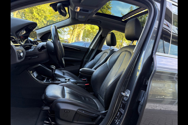 BMW X1 xDrive20i High Executive / Trekhaak / Panoramadak / Camera / Head-up / Leder / 18'' / Keyless / Navigatie / Sportstoelen / DAB / Stoelverwarming / Cruise Control